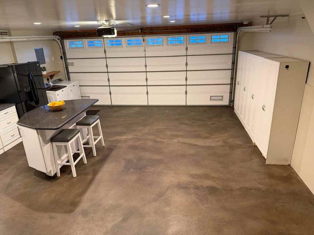 2429 Euclid Cres E - Photo 3 of 15