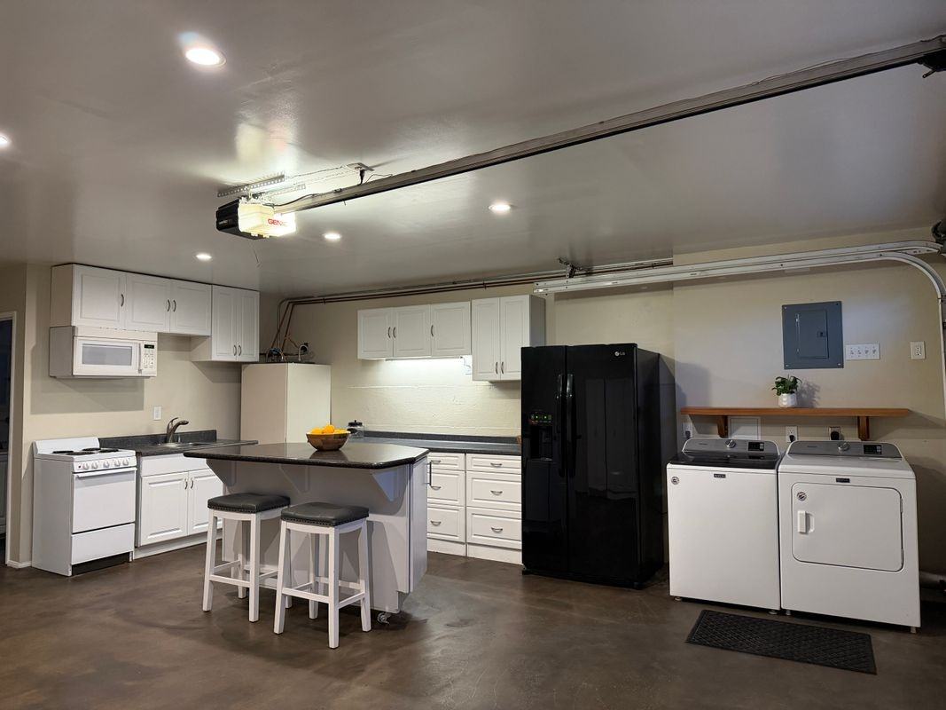 2429 Euclid Cres E - Photo 4 of 15