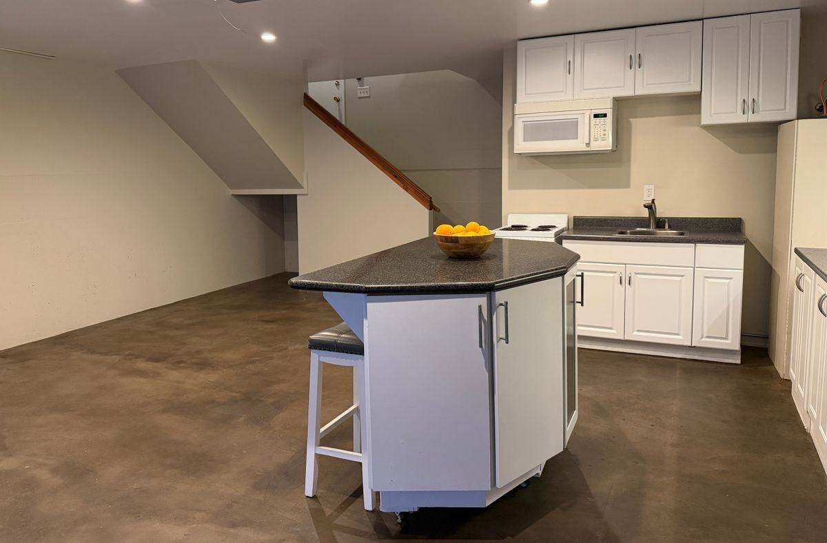 2429 Euclid Cres E - Photo 5 of 15