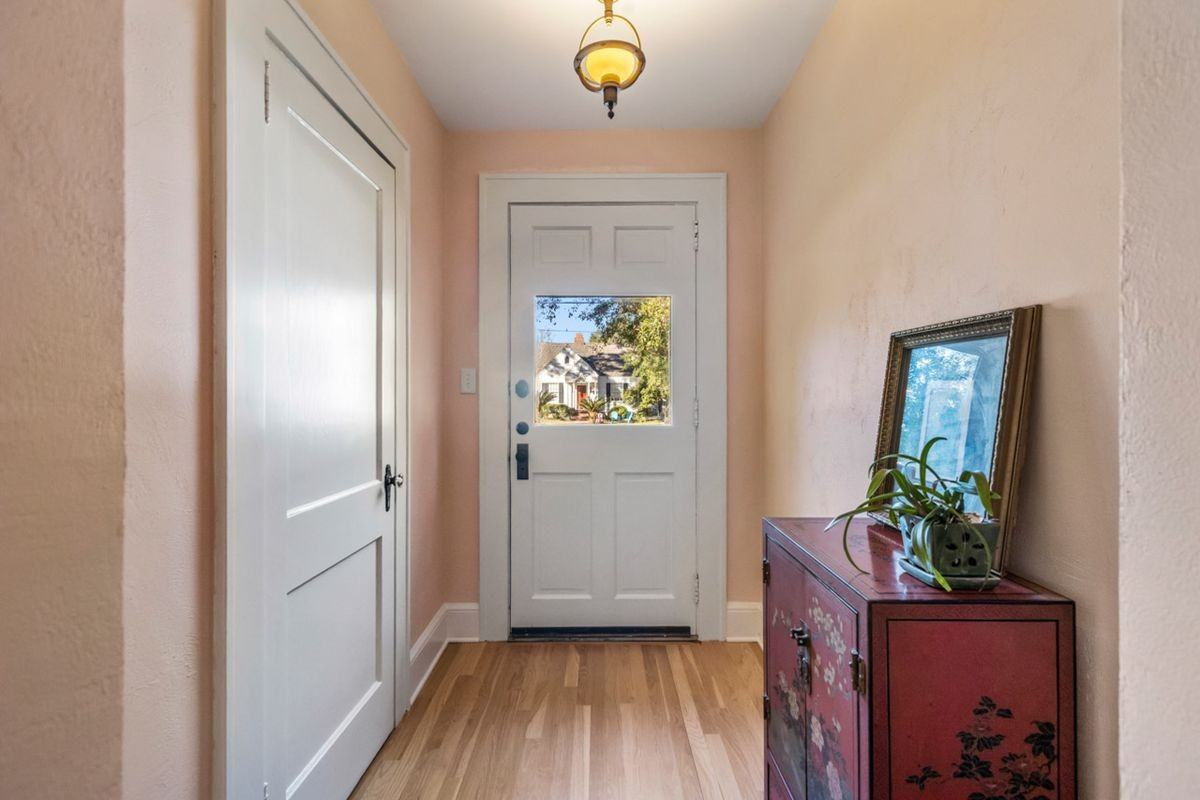 821 Ingleside Ave - Photo 7 of 38