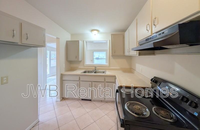 1023 Le Brun Dr - Photo 4 of 20