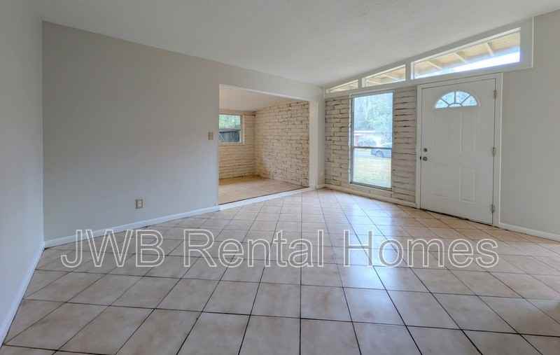 1023 Le Brun Dr - Photo 5 of 20