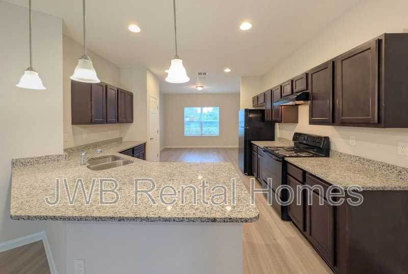 7216 Luke St - Photo 4 of 19