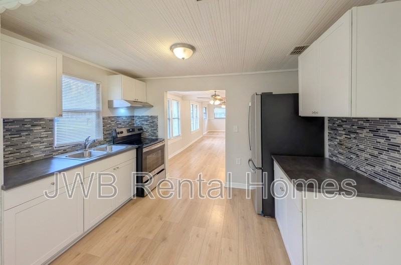 2151 Meharry Ave - Photo 4 of 18