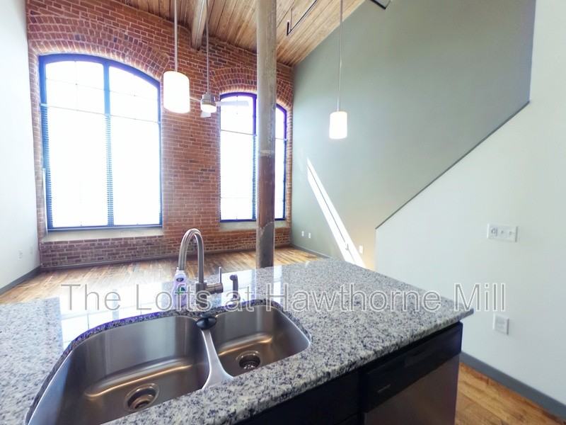 1101 Hawthorne Ln #208 - Photo 3 of 10