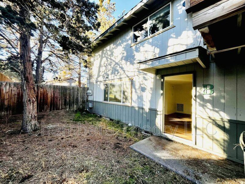 695 Se Centennial St #B - Photo 5 of 28