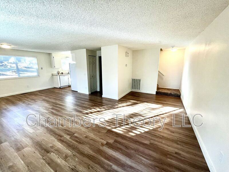 695 Se Centennial St #B - Photo 6 of 28