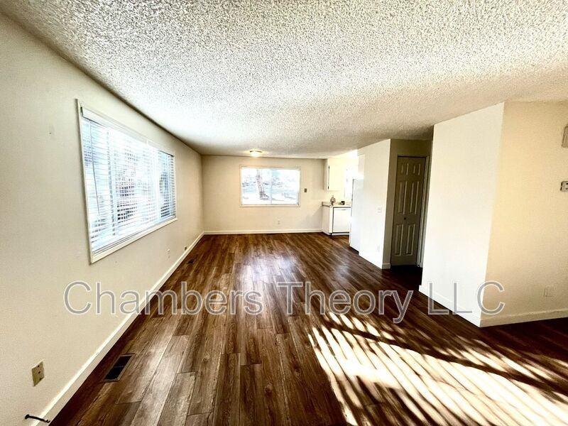 695 Se Centennial St #B - Photo 7 of 28