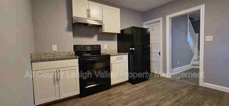 1037 E 4th St - Photo 2 of 14