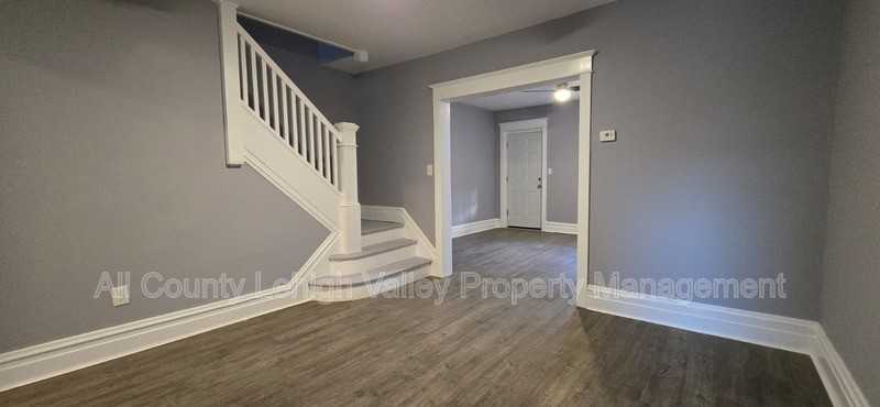 1037 E 4th St - Photo 4 of 14