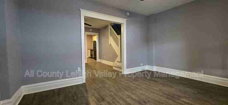 1037 E 4th St - Photo 5 of 14