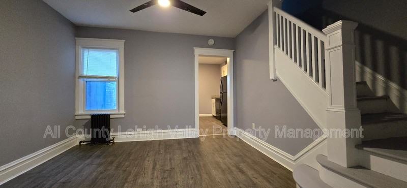 1037 E 4th St - Photo 6 of 14