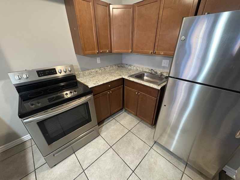 906 N Fulton Ave - Photo 3 of 14