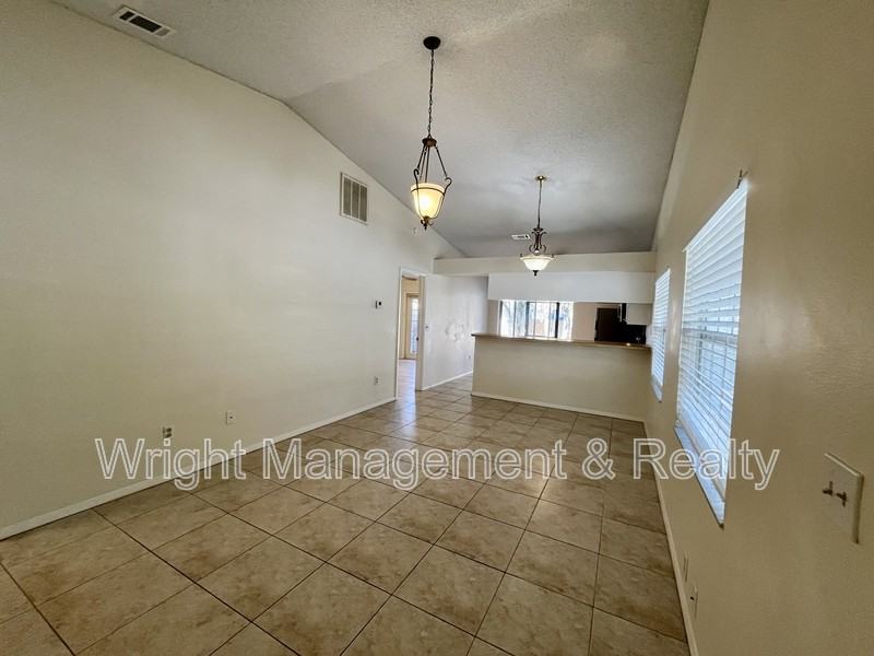 945 Burlwood St #1 - Photo 4 of 27