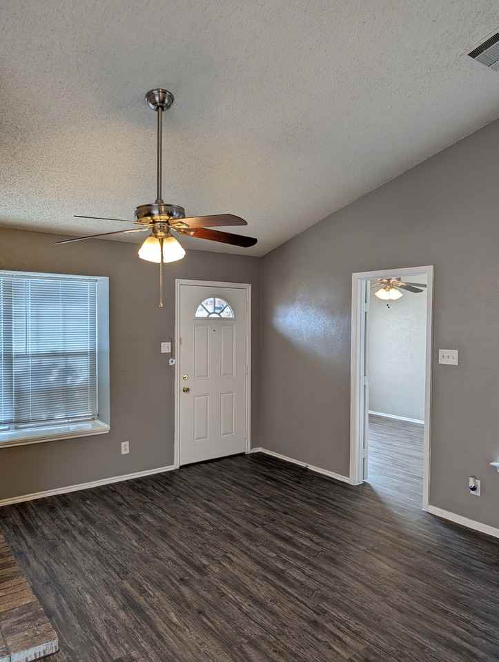 9908 Lone Eagle Dr - Photo 3 of 20
