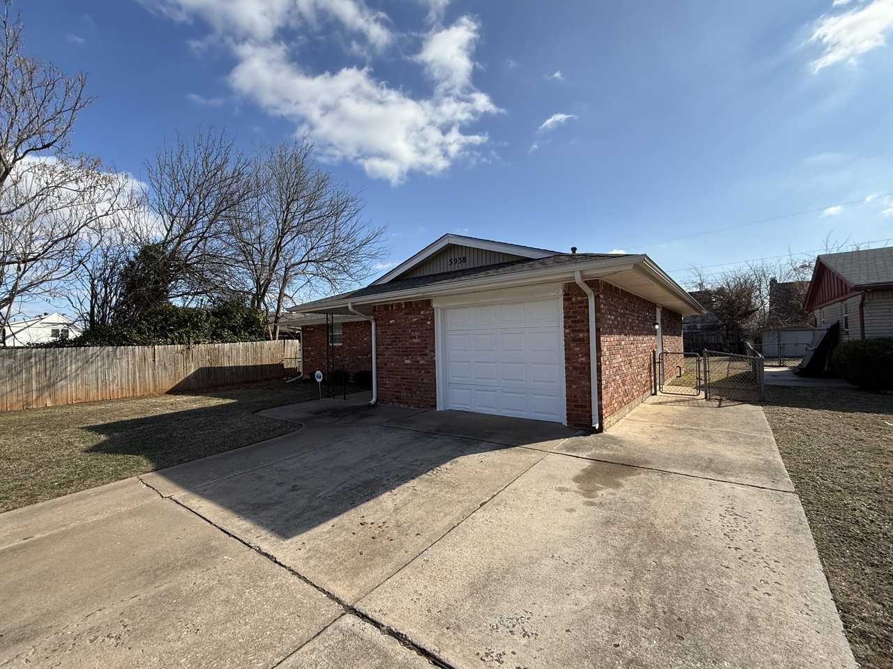 3938 Se 14th Pl - Photo 2 of 16