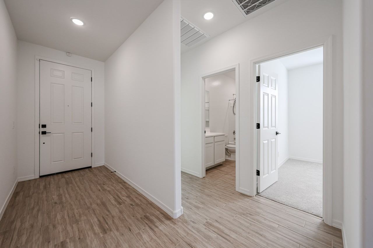 5528 W Mcneil St - Photo 4 of 42