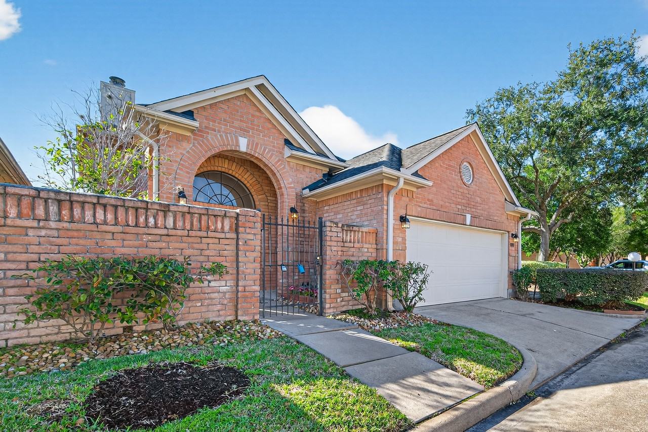 8023 Oakwood Hollow St - Photo 2 of 50