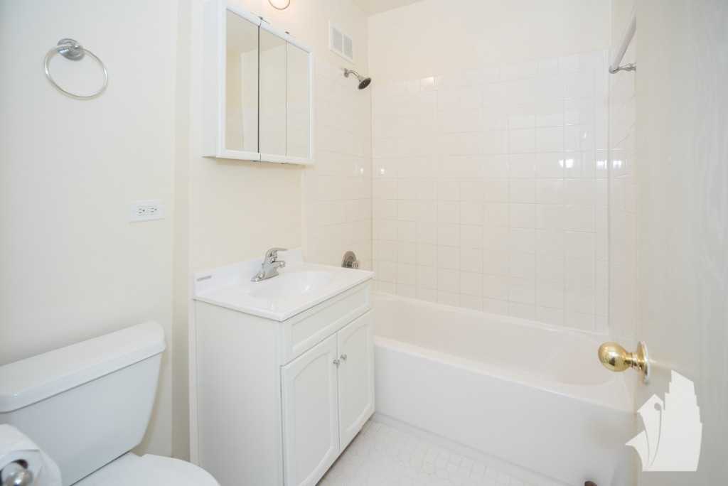 5736 North Winthrop Avenue #303 - Photo 6 of 8