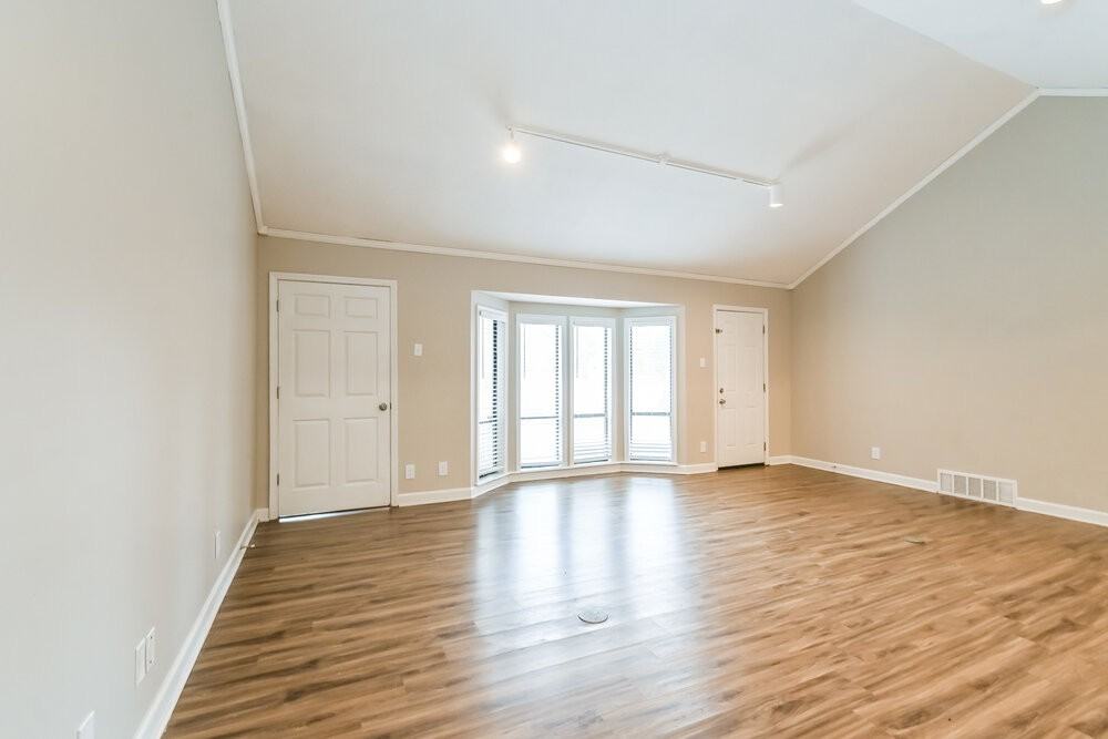 5481 Raleigh Lagrange Rd - Photo 4 of 25