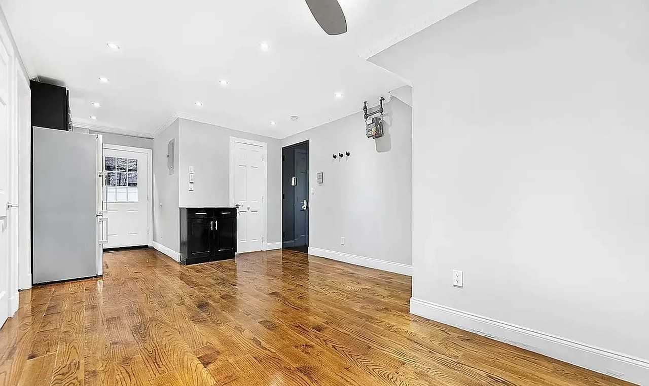 127 E 7th St #1B - Photo 2 of 8