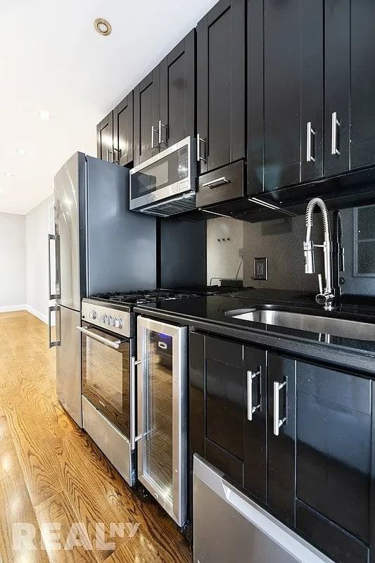 127 E 7th St #1B - Photo 3 of 8