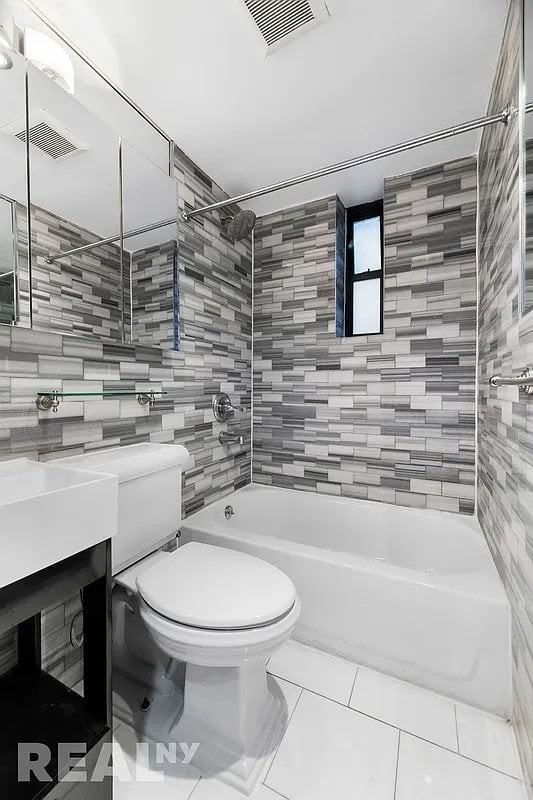 127 E 7th St #1B - Photo 6 of 8