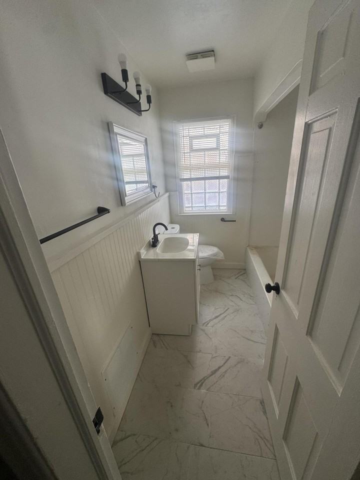 10713 Beaconsfield St - Photo 5 of 8