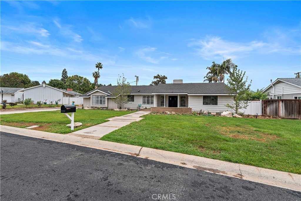 12392 Country Ln - Photo 2 of 30