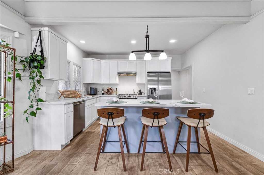 235 W 58th St - Photo 7 of 20