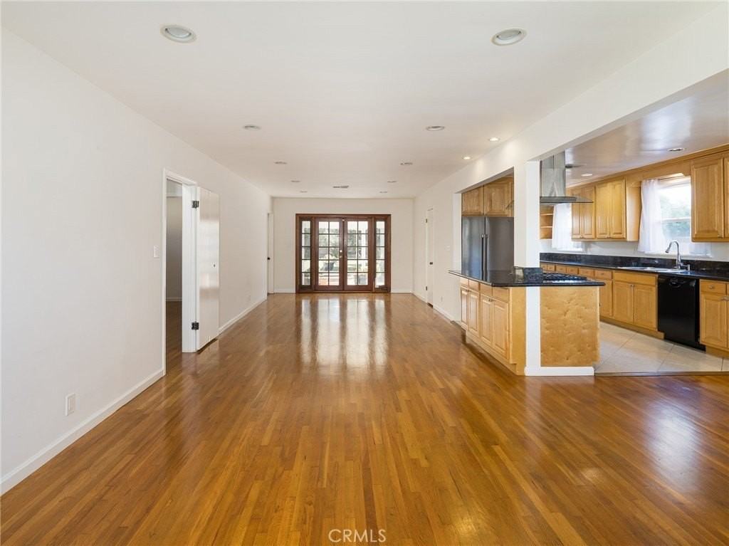 7024 Alverstone Ave - Photo 5 of 37