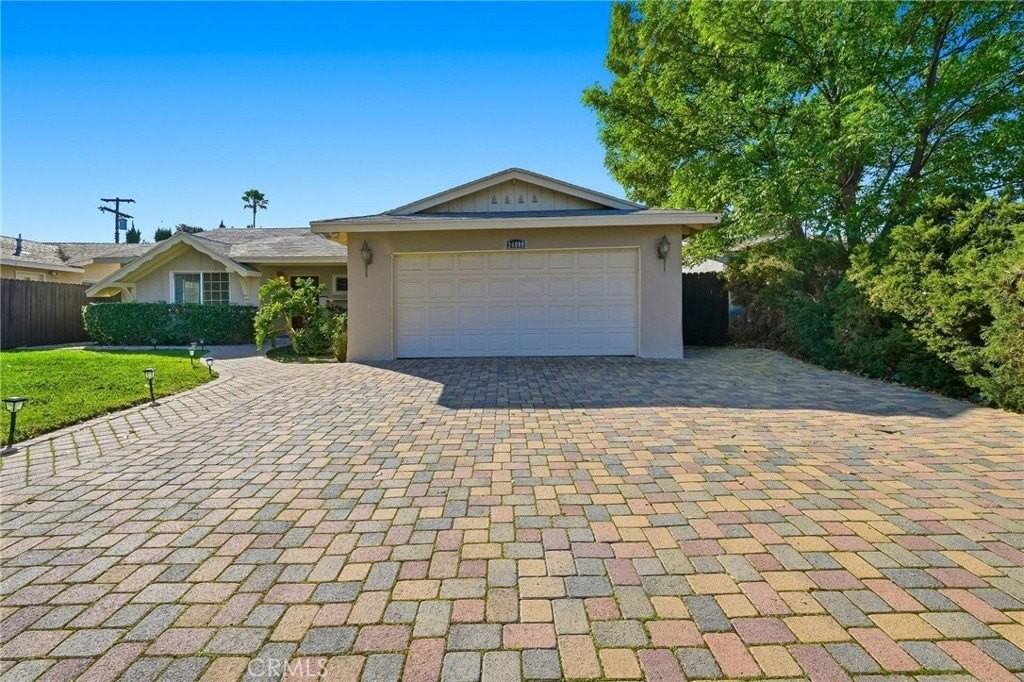 24000 Archwood St - Photo 3 of 50