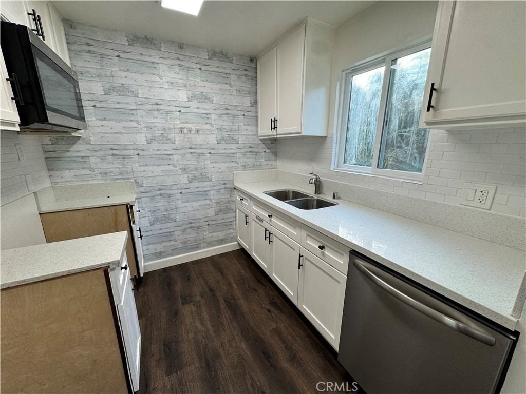 14105 Califa St #105 - Photo 6 of 11