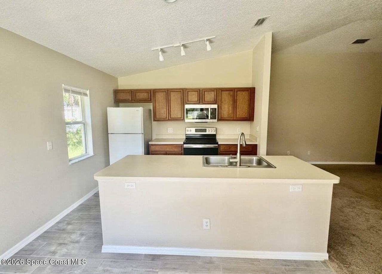 1072 Flintlock Ave Se - Photo 3 of 11