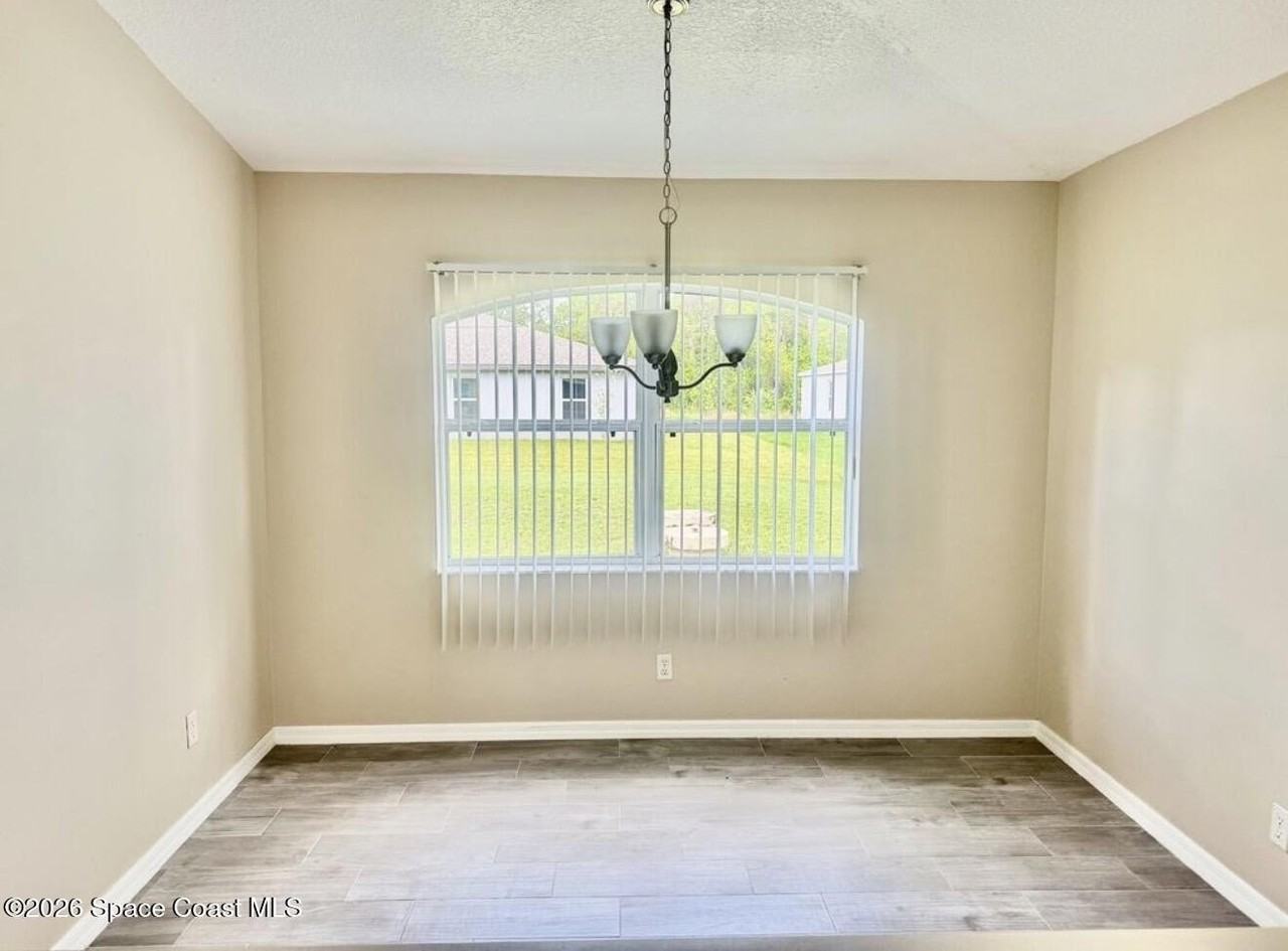 1072 Flintlock Ave Se - Photo 4 of 11