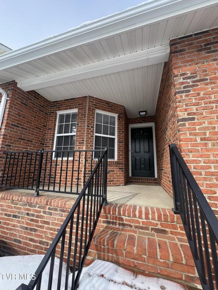 423 Fairgrounds Rd Apt 7 #7 - Photo 2 of 23