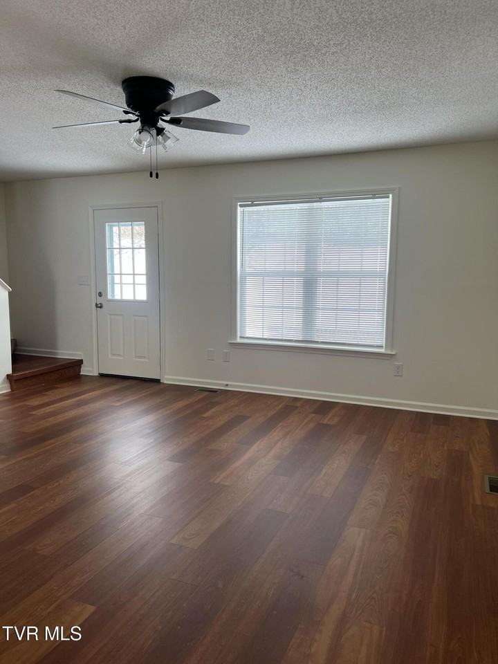 423 Fairgrounds Rd Apt 7 #7 - Photo 4 of 23