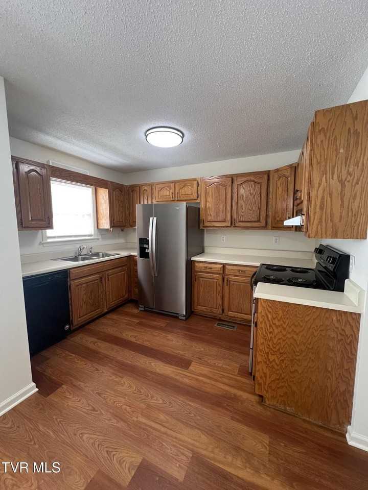 423 Fairgrounds Rd Apt 7 #7 - Photo 5 of 23