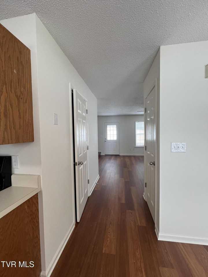 423 Fairgrounds Rd Apt 7 #7 - Photo 7 of 23