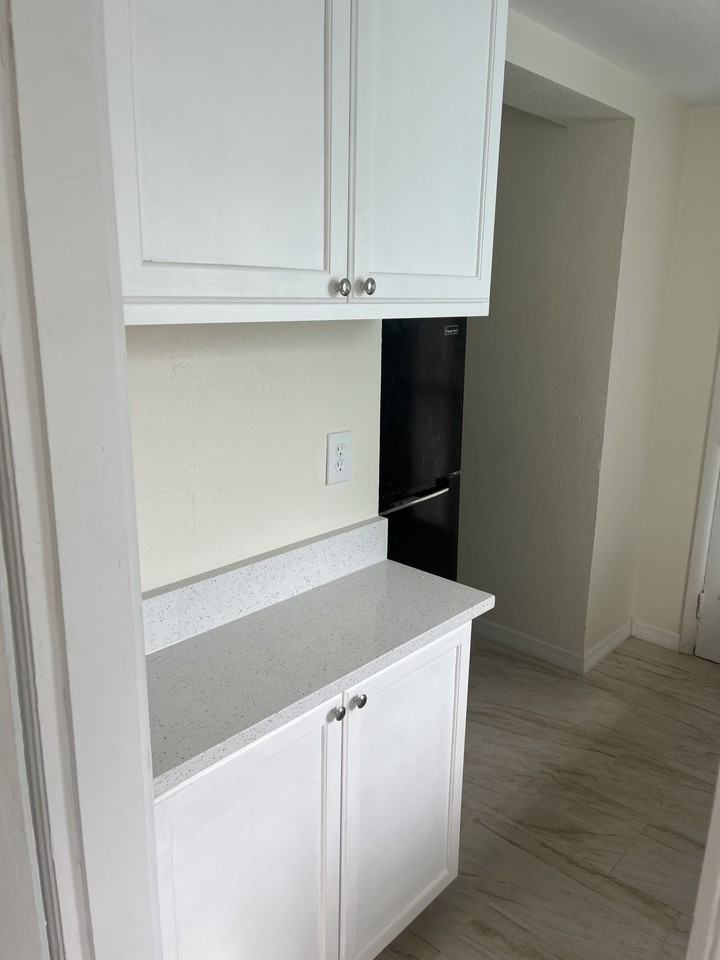 740 North Grandview Avenue #4 - Photo 3 of 10