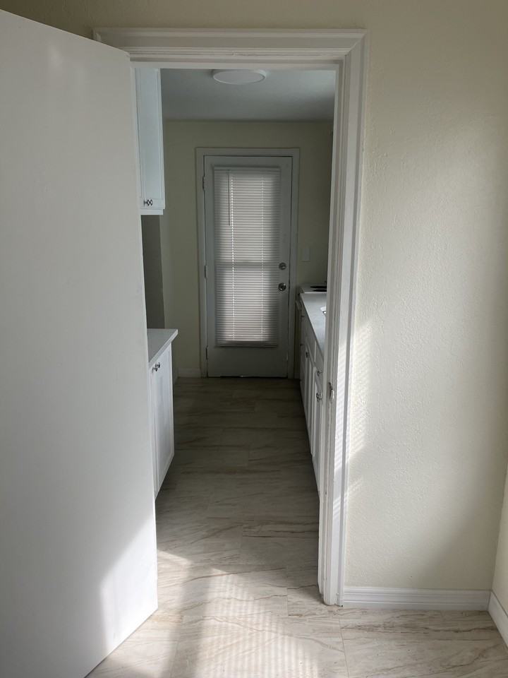 740 North Grandview Avenue #4 - Photo 4 of 10