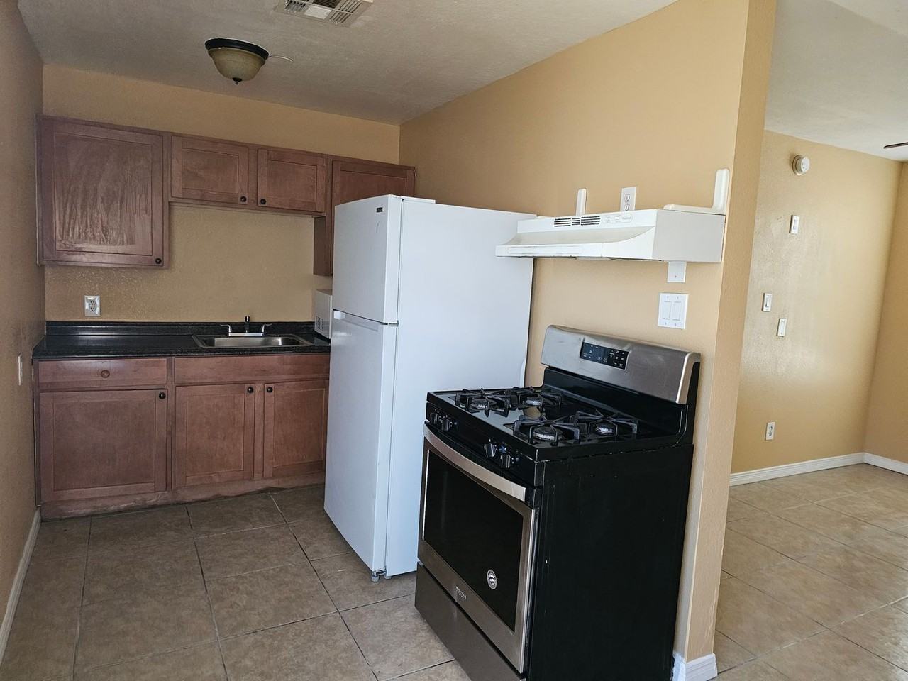 ORE01H- 2238 E Polk - Photo 6 of 28