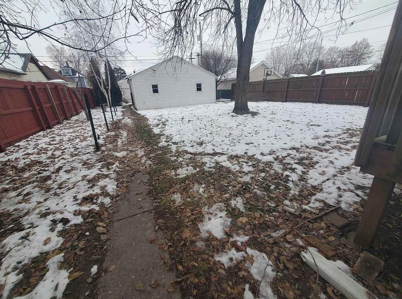 1517 32nd St - Photo 4 of 5