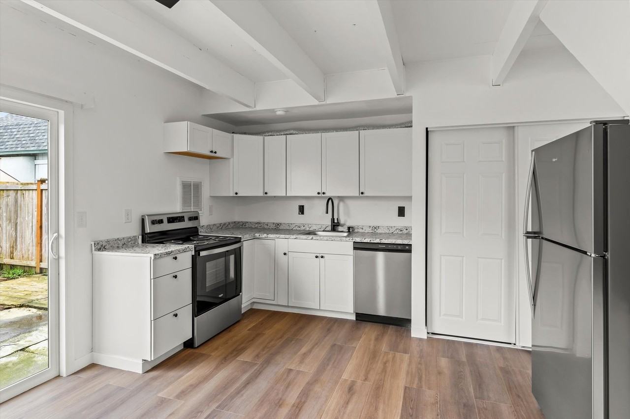 8803 11th St Ne - Photo 3 of 23