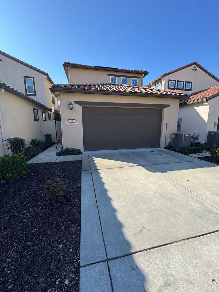 1049 Chapelhill Ln - Photo 4 of 26