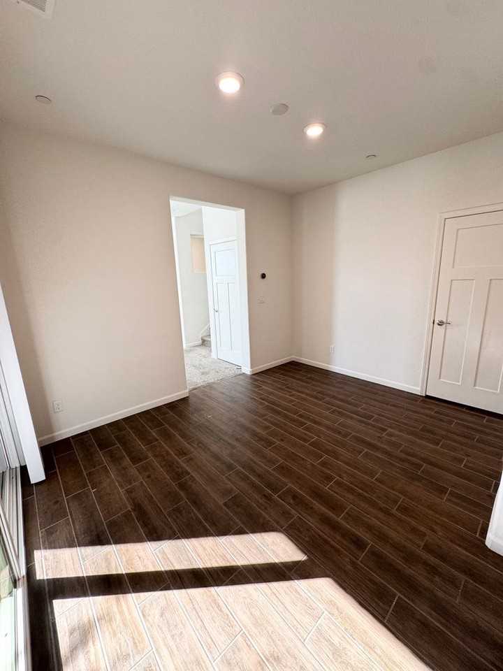 1049 Chapelhill Ln - Photo 6 of 26