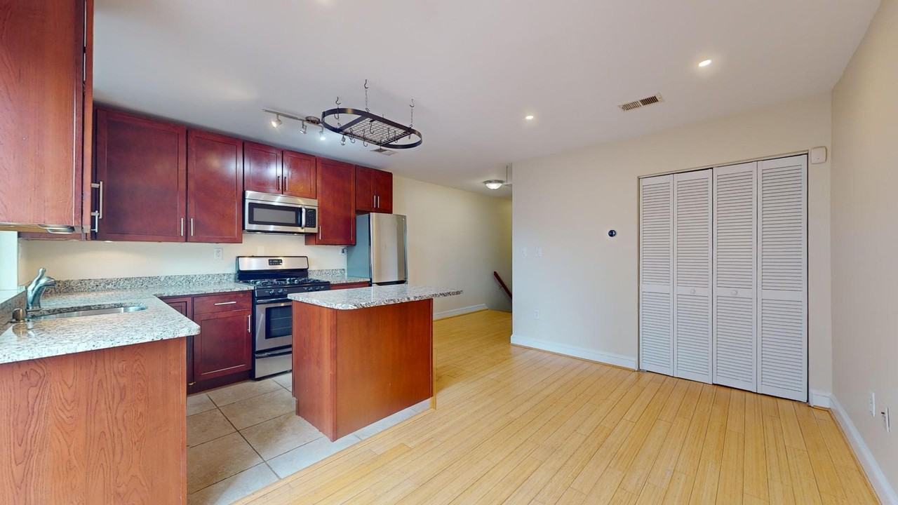 409 17th St Se - Photo 7 of 41