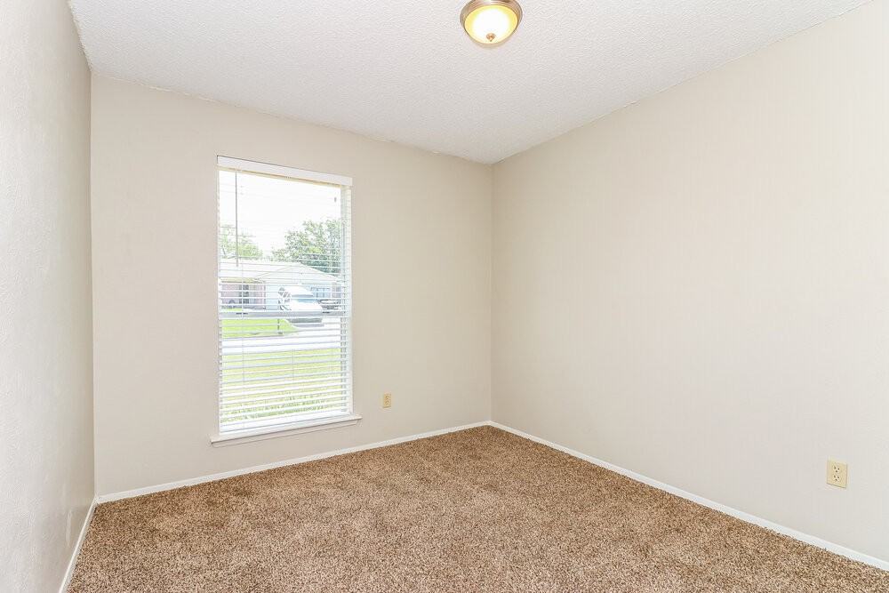 716 Admiralty Way - Photo 4 of 18