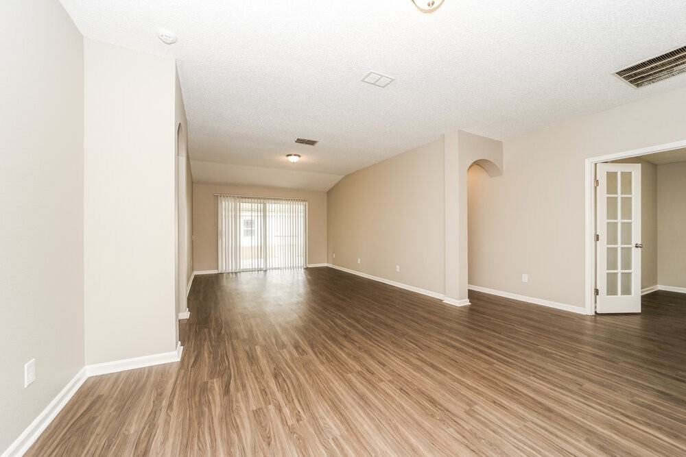 11576 Kings Ridge Ct N - Photo 3 of 16