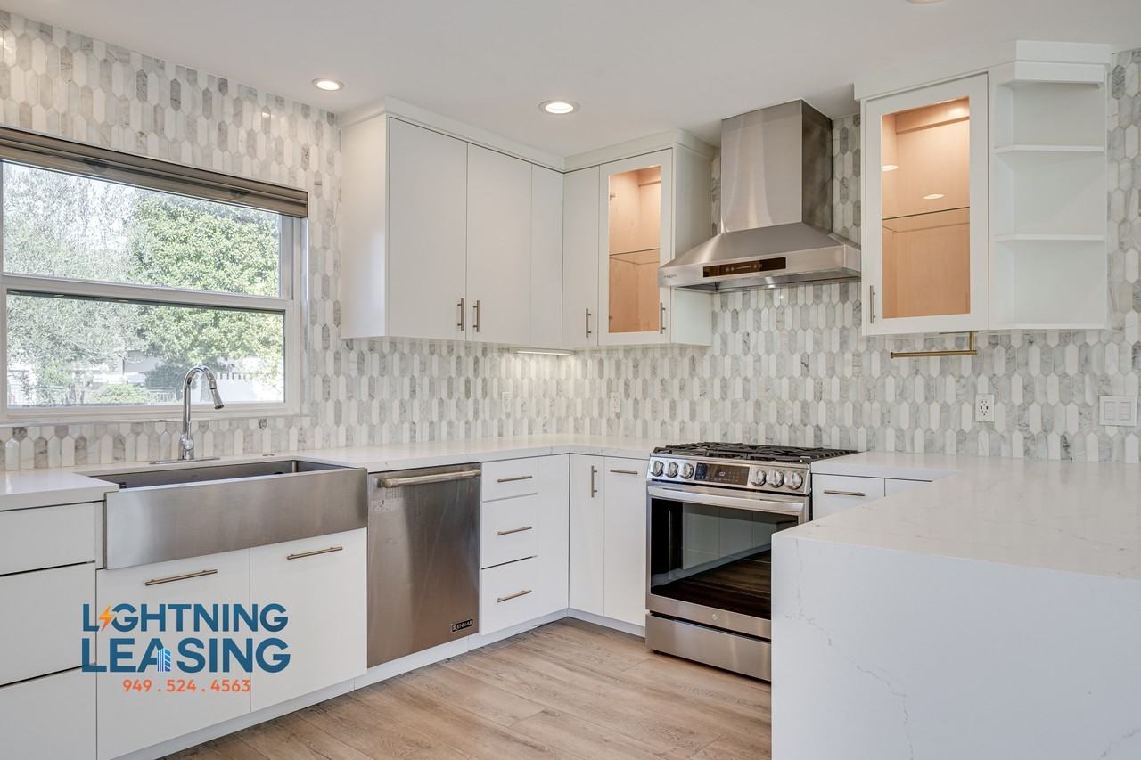 12642 Hatteras St - Photo 2 of 38